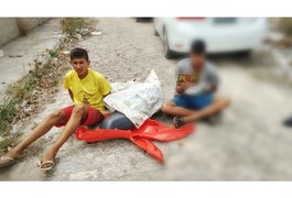 PM prende jovem e apreende menor suspeitos de furtar motocicleta em Arapiraca