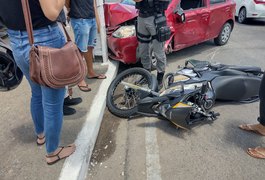 Mulher faz conversão proibida e colide em moto, no Centro de Arapiraca