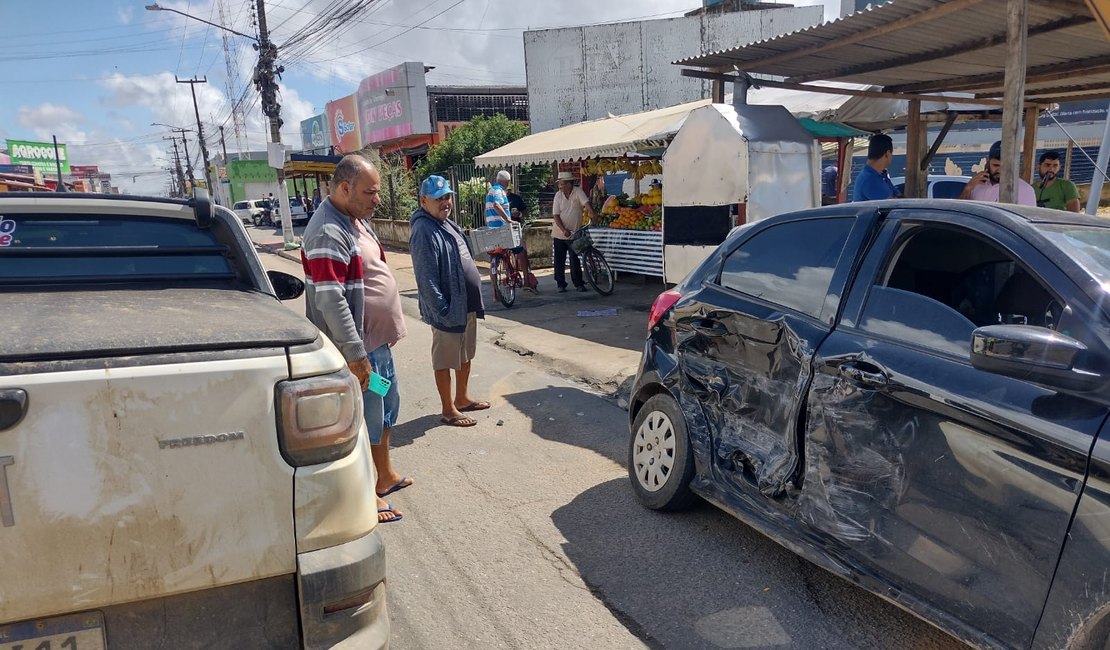 Batida envolvendo dois carros é registrada no bairro Baixa Grande, em Arapiraca