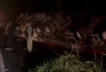 Imagens mostram saque de carga de carne após capotamento de carreta na BR-101, em Alagoas