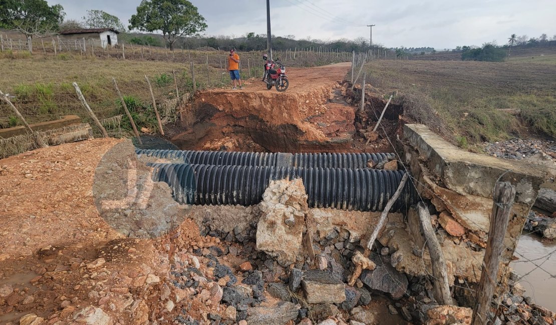 VÍDEO: Ponte na estrada que dá acesso à Baixa do Capim, na Serra dos Ferreiras, é destruída pela água