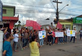 Durante protesto, arapiraquenses fazem faixas de pedestres e pedem instalação de semáforo