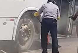 Maceió: Com extintor, motorista controla princípio de incêndio em ônibus; ASSISTA