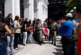 Militares mortos durante emboscada são sepultados sob forte comoção em Maceió