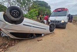 Vídeo. Motorista fica ferido após perder controle de carro e capotar na zona rural de Arapiraca