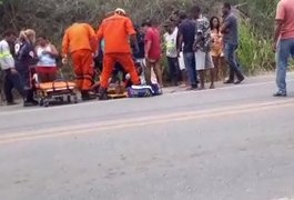 Ciclistas são socorridos após serem atropelados por trator em rodovia alagoana