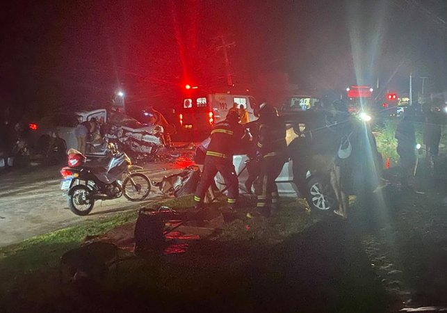 Batida entre três veículos deixa nove pessoas feridas na AL-101 Norte, em Maragogi