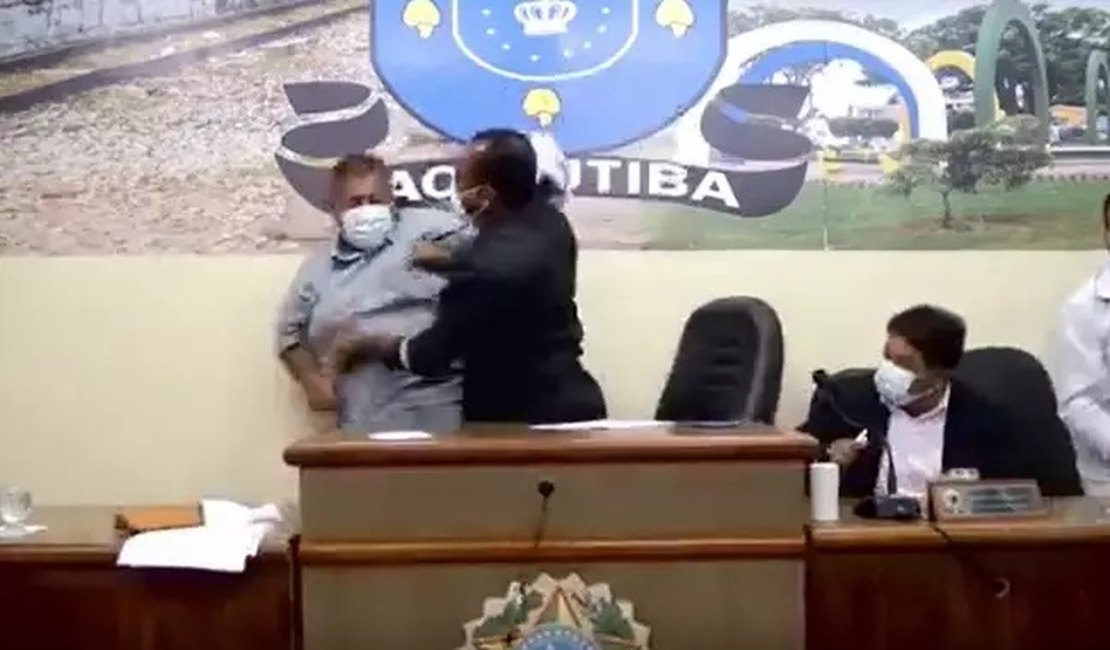 Vídeo. Vereadores trocam socos durante sessão em Câmara em município da Bahia