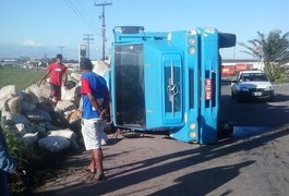 Caminhão tomba próximo ao DER na AL-110, em Arapiraca