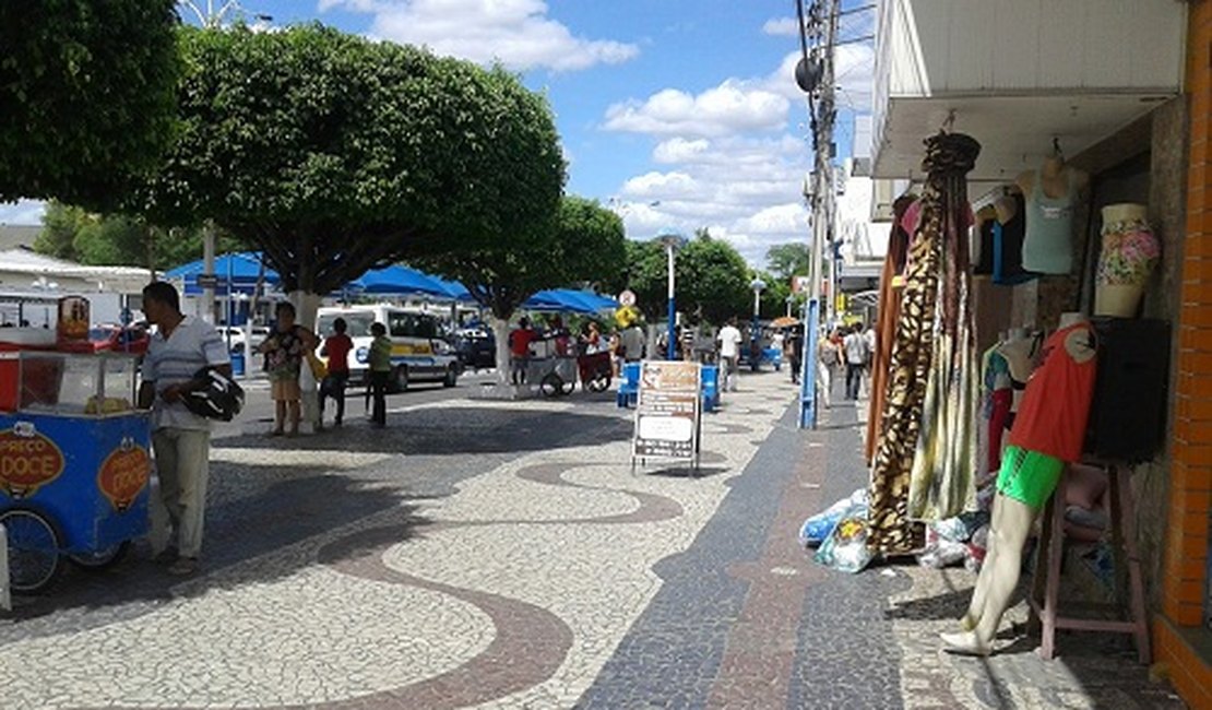 Condutora perde controle de ‘cinquentinha’ e colide em loja no Sertão