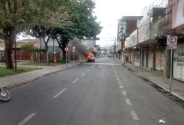 Veículo incendeia no Centro de Arapiraca e causa pânico na população; veja vídeo