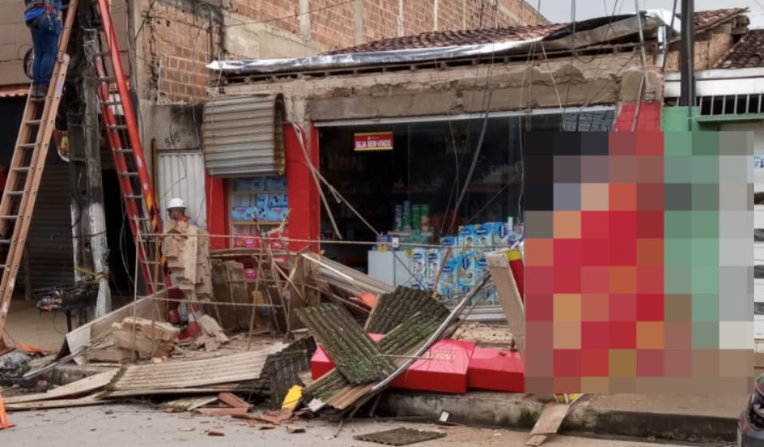 Placa de fachada de farmácia vai ao chão e causa susto no bairro Planalto, em Arapiraca