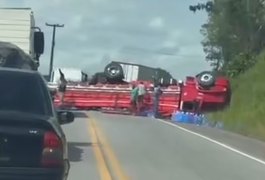 Carreta carregada com água mineral tomba na BR-316 e causa congestionamento entre Maribondo e Pindoba