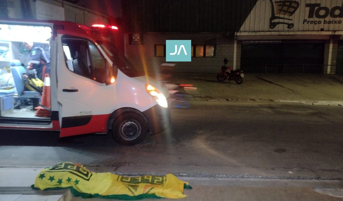 Homem morre em frente a supermercado na Rua Quinze de Novembro, em Arapiraca