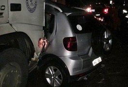 Acidente entre carro e carreta deixa um morto em São Miguel dos Campos
