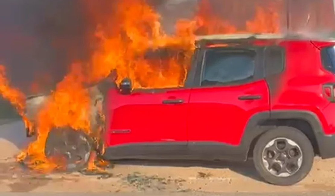 Carro fica completamente destruído após ser atingido por incêndio em Maceió