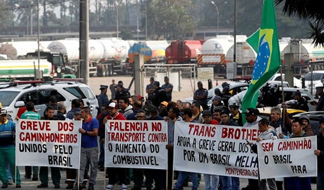 Justiça autoriza Forças Armadas a intervirem na retirada de caminhoneiros da BR-101