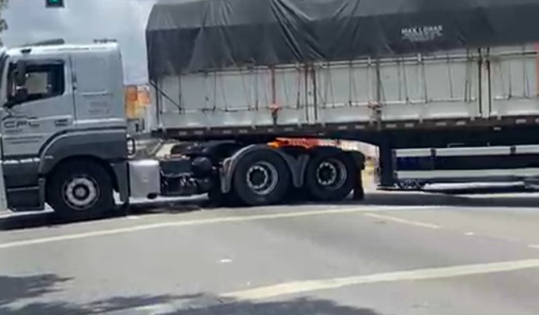 Carreta quebra e causa grande congestionamento na parte alta de Maceió