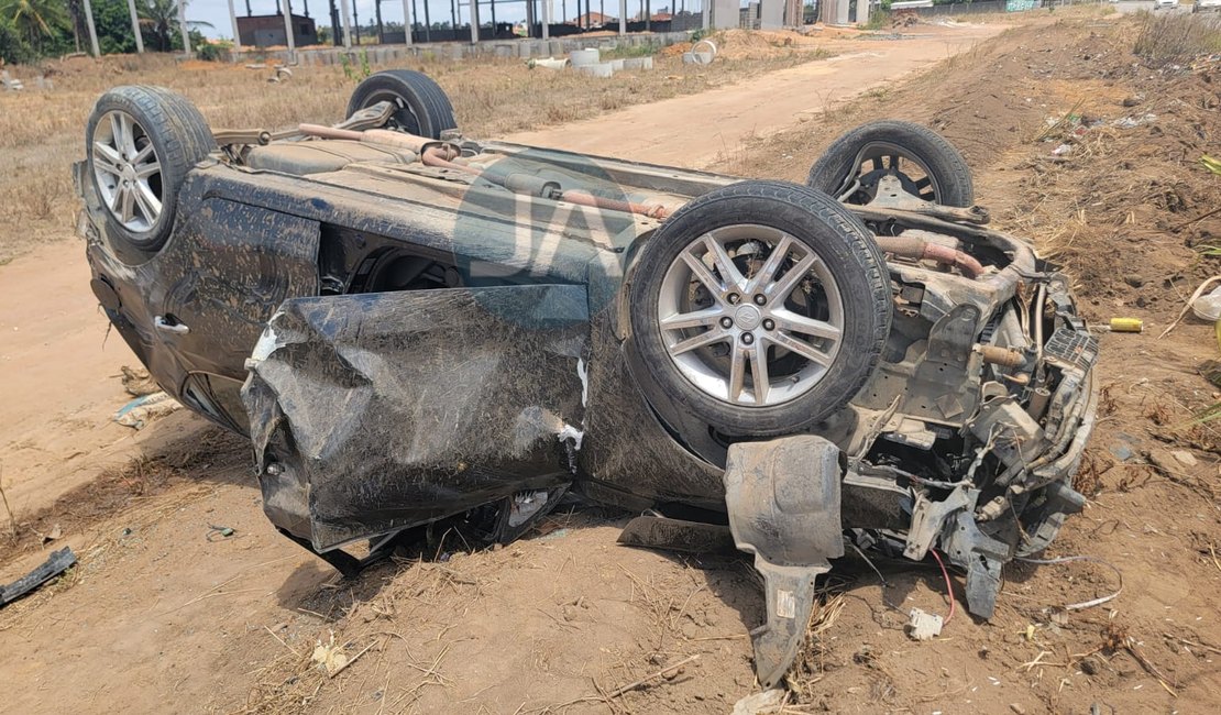 Carro roda na pista e outro capota em batida com quatro feridos em São Sebastião