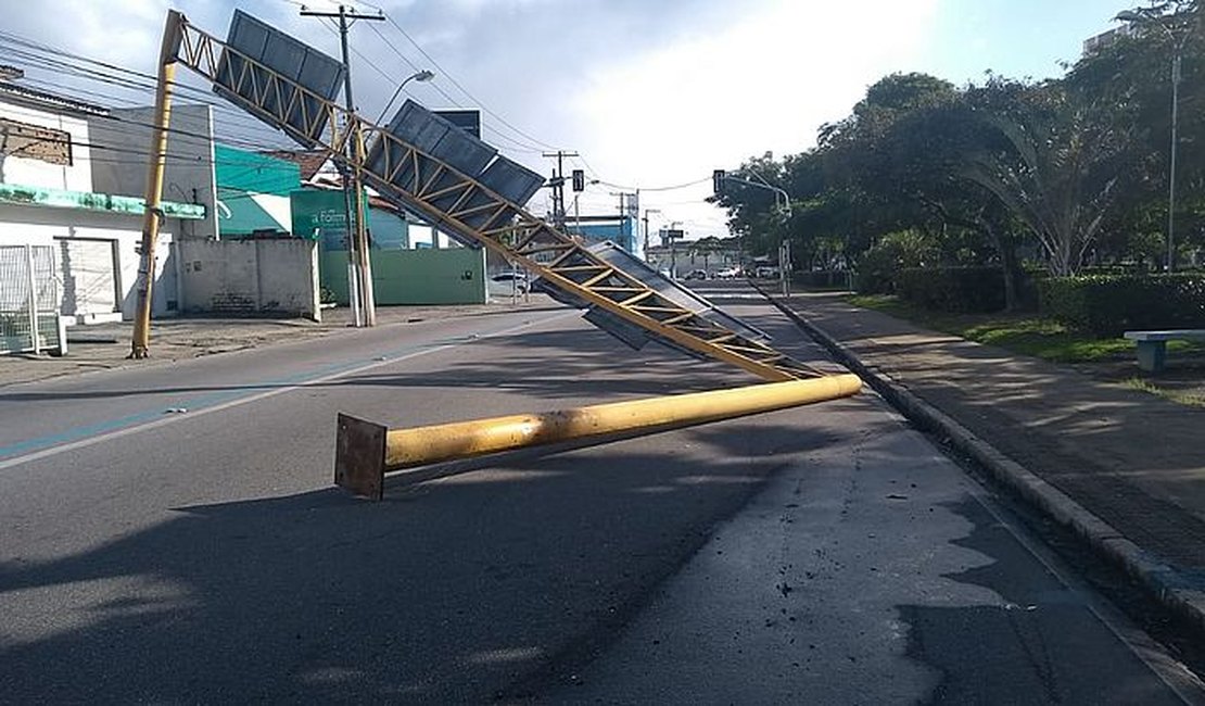 Estrutura de sinalização é derrubada e atrapalha tráfego em Maceió