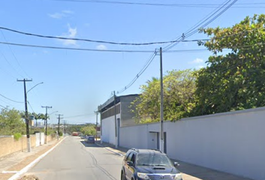 Jovem sofre queda de moto e recebe atendimento médico em Arapiraca