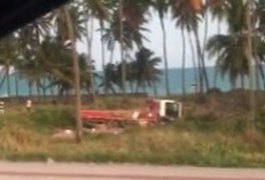 Motociclista morre após ser atropelado por carreta, em Maceió