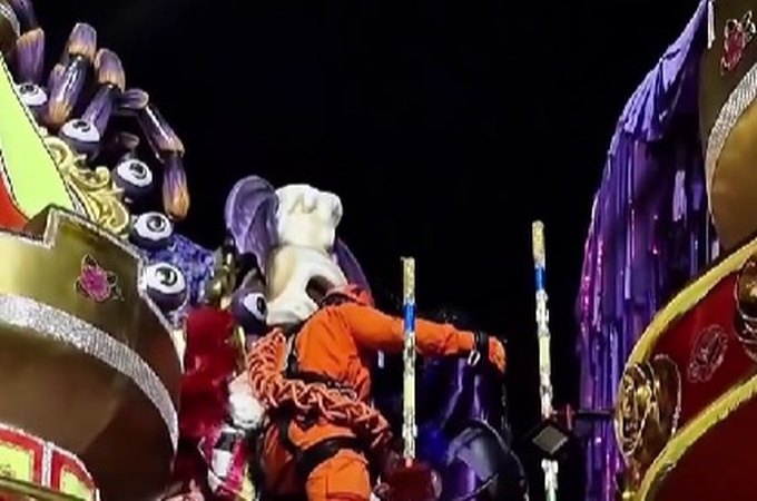 Bombeiros resgatam integrantes da Acadêmicos do Salgueiro em carro alegórico no Rio de Janeiro