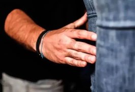 Homem é expulso de agência bancária após fazer gestos obscenos para funcionária