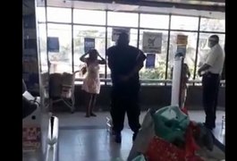 VÍDEO. Barrada em supermercado, mulher tira a calcinha e usa como máscara no rosto