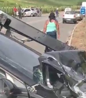 Quatro pessoas ficam feridas em acidente envolvendo quatro veículos na BR-104, em Murici