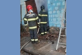 Vídeo. Incêndio é registrado em borracharia no bairro Canafístula, em Arapiraca