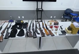 Operação integrada apreende drogas, armas e materiais atribuídos ao Comando Vermelho em Taquarana e Arapiraca
