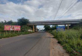 Motociclista fica ferido após acidente envolvendo carro e moto na BR 316, em Palmeira dos Índios