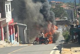 Chamas tomam conta de ônibus em via pública de Santana do Mundaú