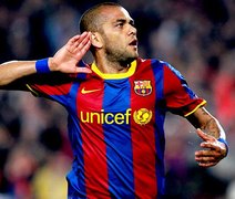 Daniel Alves responde ato racista de torcedor de maneira inusitada