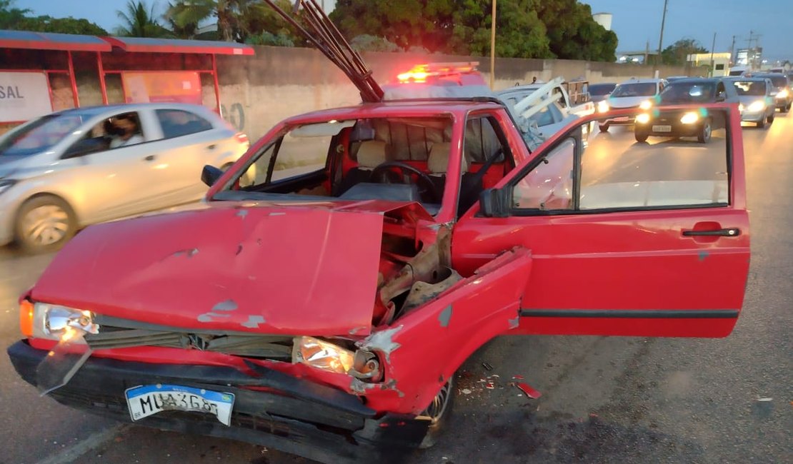 Vídeo. Criança bate a cabeça em para-brisa durante colisão entre carros em Arapiraca