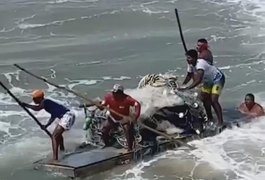 VÍDEO: Pescadores enfrentam mar agitado e jangada vira na Praia do Sobral, em Maceió