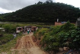 'Operação Pega o Poico' destrói pocilgas e retira criações de porcos das margens do Rio Ipanema