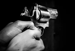 Homem é assassinado com mais de 10 tiros por dupla criminosa a pé, em Maceió