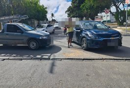 Motorista de picape avança placa de pare e colide contra carro no bairro Baixão