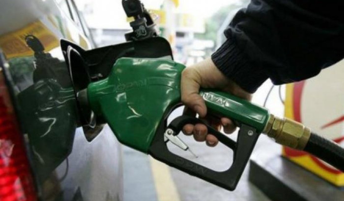 Preço da gasolina nos postos cai pela segunda semana consecutiva e volta a ficar abaixo de R$ 5, mostra ANP