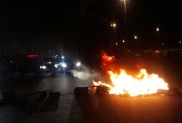 Motoristas do Uber bloqueiam a BR-104 contra apreensões da SMTT em Rio Largo