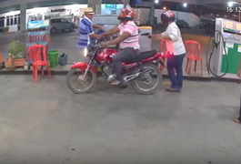 VÍDEO. Dupla armada assalta frentista em posto do bairro Eldorado, em Arapiraca