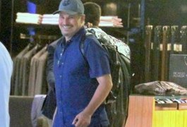 Edson Celulari aparece sorridente após comunicar que está curado de câncer