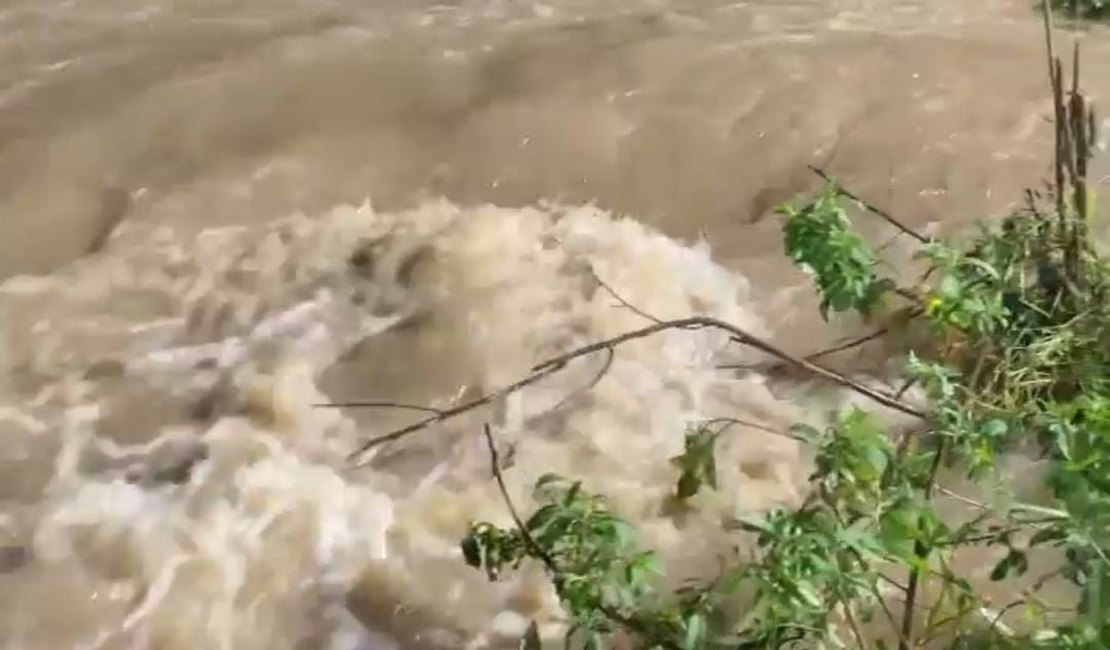 Rio Largo: Após chuvas, Rio Mundaú apresenta nível elevado e ruas ficam alagadas