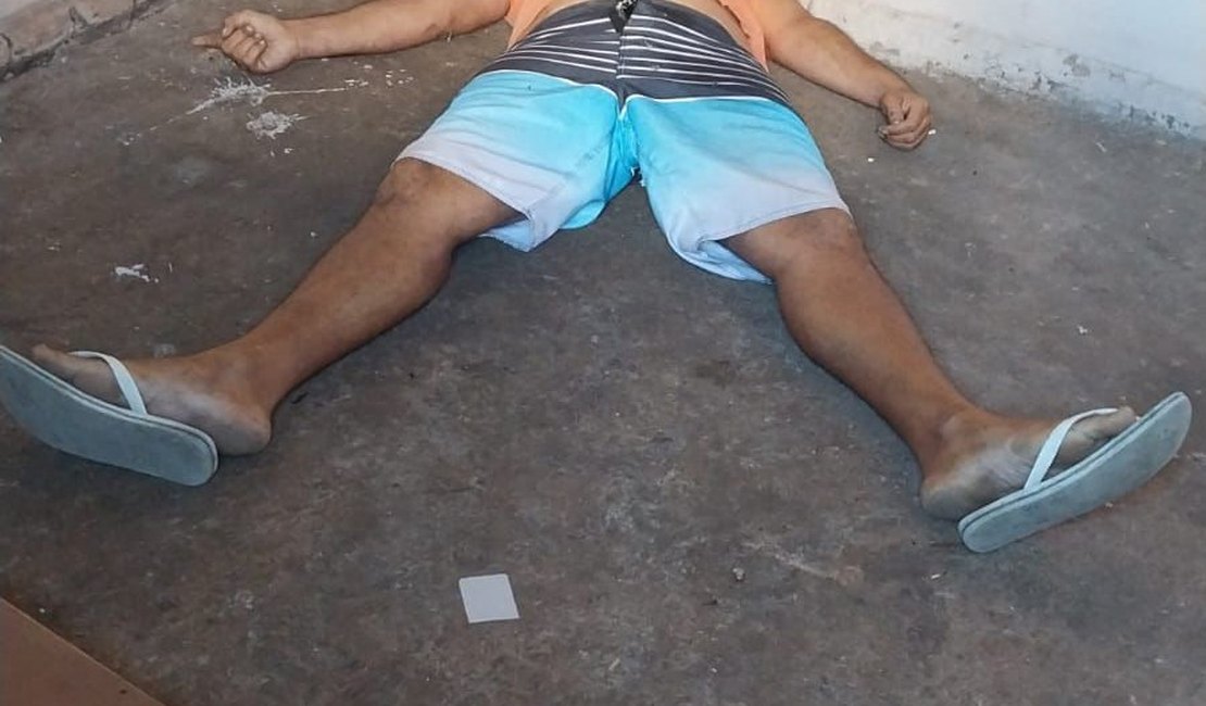 Homem é executado a tiros dentro de casa em Maribondo