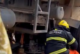 Colisão entre caçamba e moto deixa duas pessoas feridas em Penedo