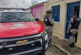 Idoso é encontrado morto dentro de residência com sangue ao lado do corpo, em Arapiraca