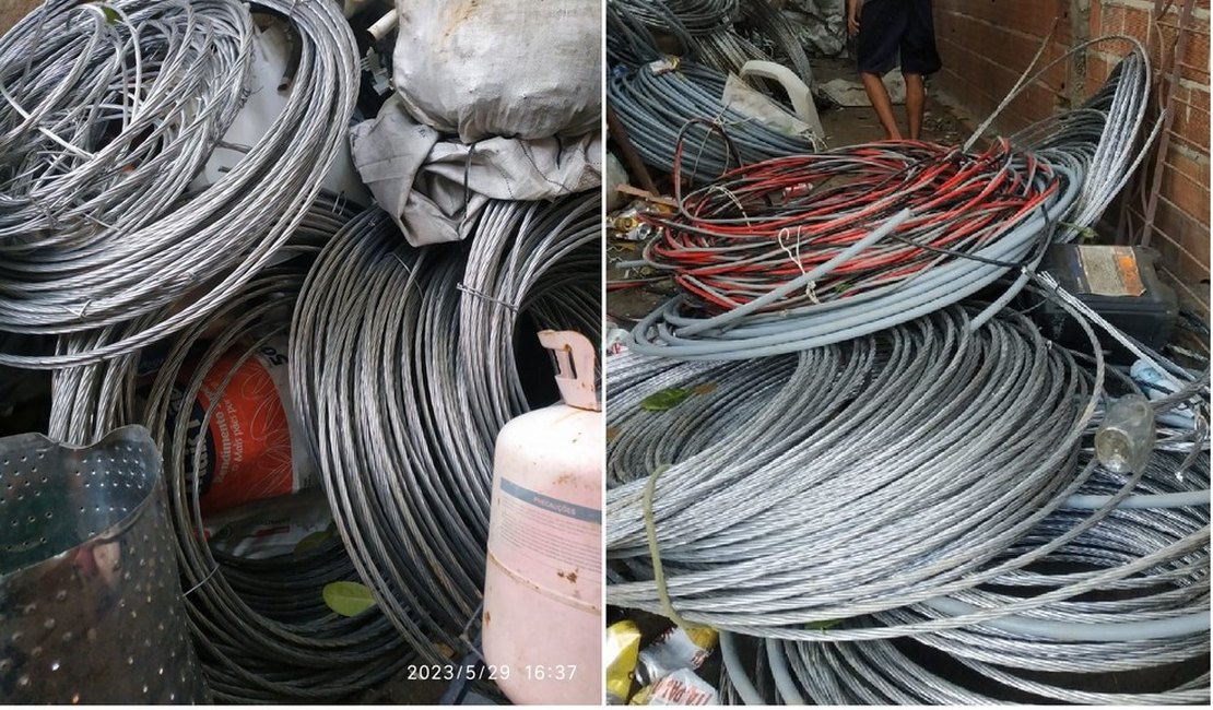 Polícia flagra vários metros de fios de alumínio furtados de construtoras em ferro-velho
