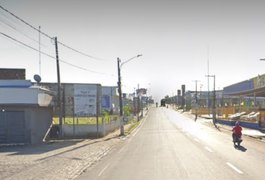 Colisão em frente a atacarejo deixa motociclista ferido no bairro Jardim Tropical